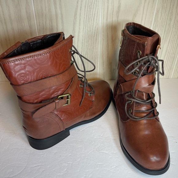 NEW ! Ladies size 6.5 Torrid Rose Embossed Combat Boots - Brown Faux Leather - Picture 15 of 16
